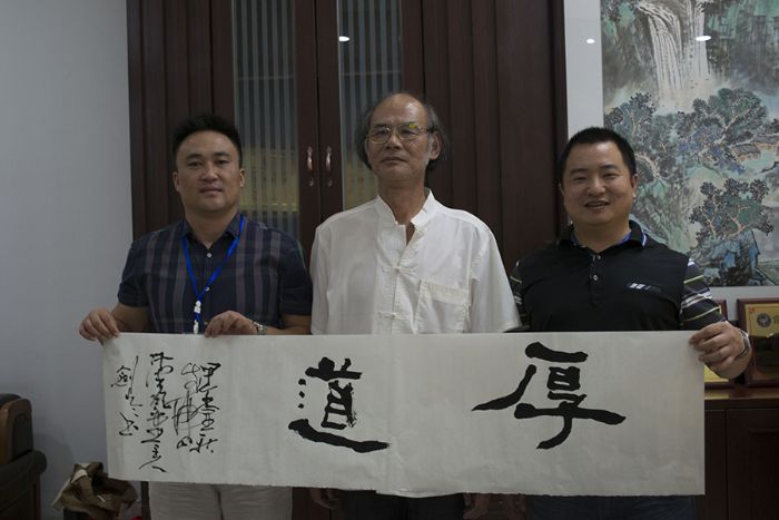 张剑岑先生（中）与金艾陶瓷砖品牌营销总经理罗胜（左）、金艾陶瓷砖品牌营销总监刘鸿瑞（右）合影留念