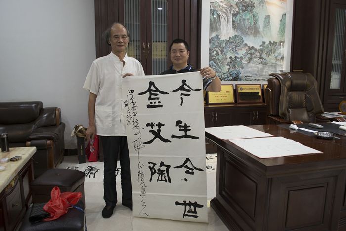 张剑岑先生（左）与金艾陶瓷砖品牌营销总监刘鸿瑞（右）合影留念