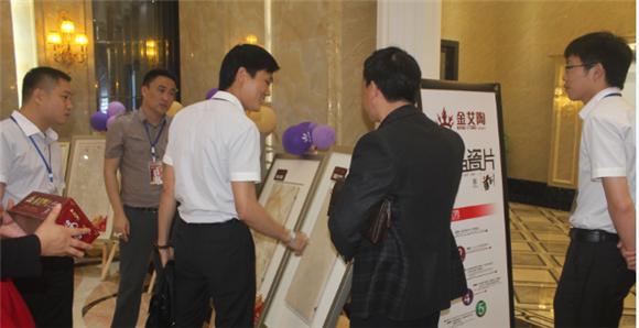 金艾陶产品研究经理苏成香（左二）向客户介绍产品